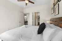 Luxe 1bd Apt, 24hr Gym &Pool - Condos