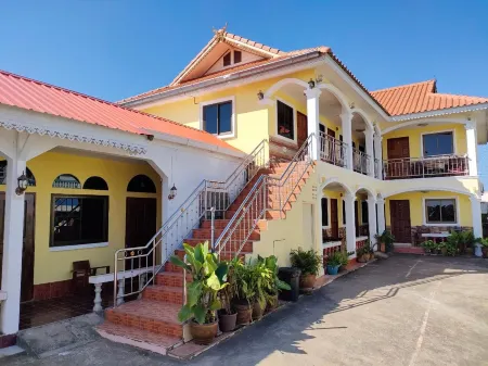 Sangthongrimkhong Hotel Отели в г. That Phanom