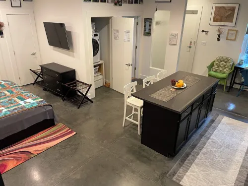 Studio:AC,WiFi, shower, tankless water heater, kitchen, adjustable beds, parking