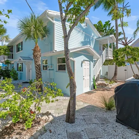 BEST LOCATION! NORTH END OF ANNA MARIA, FL STEPS TO BEACH & DINING -  LOWER UNIT