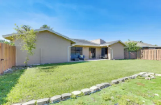 Pet-Friendly Sunrise Escape w/ Patio, Near Beaches