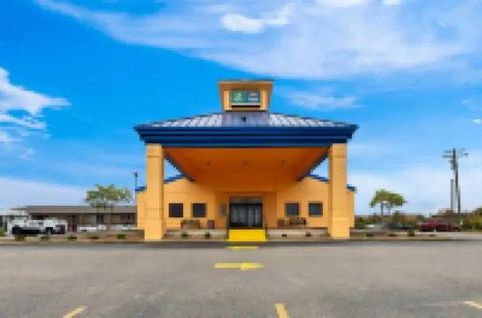 Super 8 by Wyndham Mason