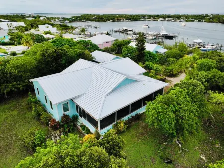 Sea Bird 3/3 Overlooking the Sea of Abaco with Private Beach & dock access Отели в г. Green Turtle Cay