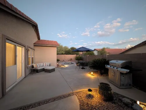 Cozy Casa on Cul-De-Sac Corner Lot, Heated Spa, Bring Your Fur Baby!