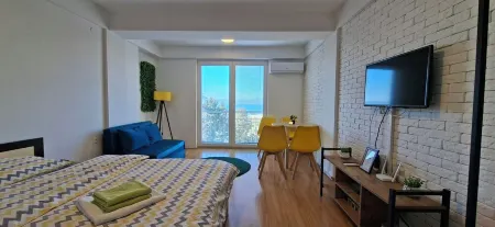 Cozy Lake View Apartment Отели в г. Свети Стефан