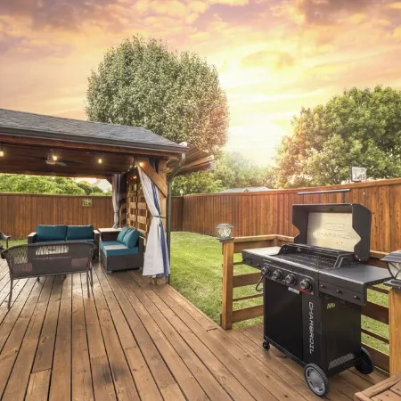 2 minutes from lake, Pickleball, Hot Tub, Pool table! Отели в г. Роулетт