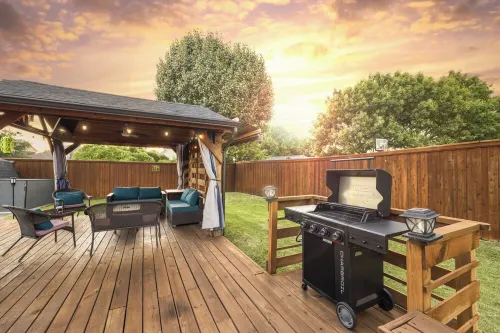 2 minutes from lake, Pickleball, Hot Tub, Pool table!