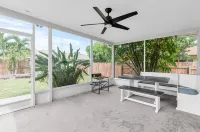 NEW* KING Bed/Centrally Located/Near Parks & Beach