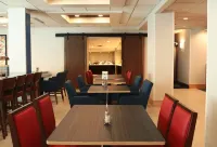 Holiday Inn Express & Suites COLUMBIA-I-26 @ HARBISON BLVD by IHG - breakfast