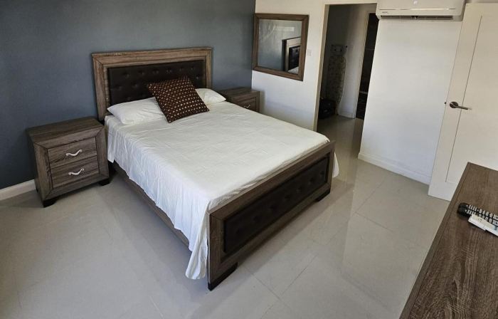 Apartment Sleeps 6 with Pool Access