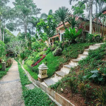 Thai Modern Resort & Spa "Newly Renovated" Отели рядом с достопримечательностью «Ват-Чалонг»