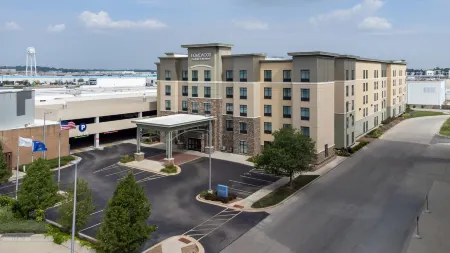 Homewood Suites by Hilton Wauwatosa Milwaukee Отели рядом с достопримечательностью «Time Square Watch Shop»
