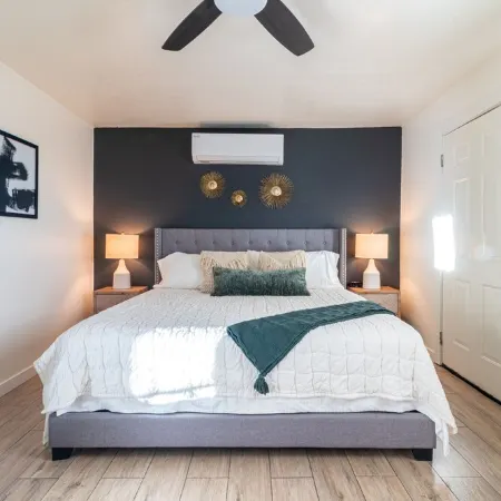 Romantic & Comfy Oasis: King Bed ~ Patio ~ Guesthouse Отели рядом с достопримечательностью «Замки-н- Судна»