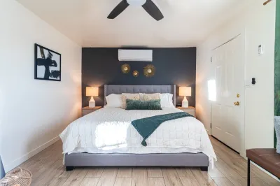 Romantic & Comfy Oasis: King Bed ~ Patio ~ Guesthouse Hotel in zona Castles N' Coasters