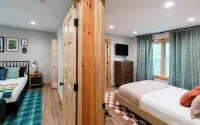 Upscale 5BR Cabin at Deep Creek - 4 King Suites + Hot Tub & Dog Friendly