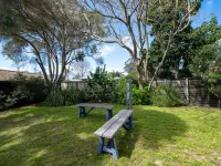 Cosy Getaway with Fireplace and Spacious Backyard