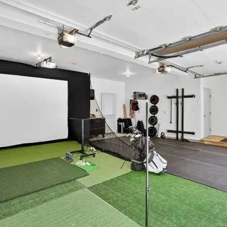 Gray Woodland Escape Golf, Pool & Cinema 5 Bedroom Home Отели в г. Грей