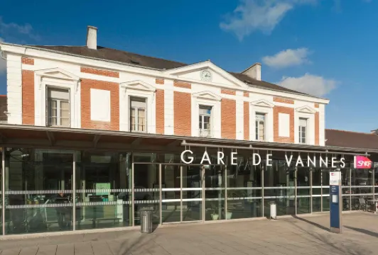 イビス スタイルズ ヴァンヌ ガール センター