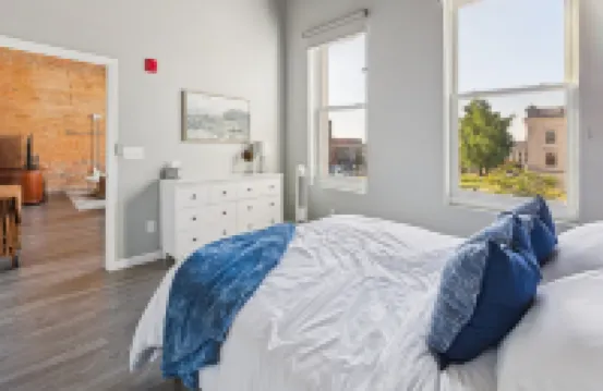 鄉村工業風閣樓帶法院景觀三卧室公寓