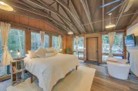 Bonners Ferry Cabin w/ Wraparound Deck & Views! - parking