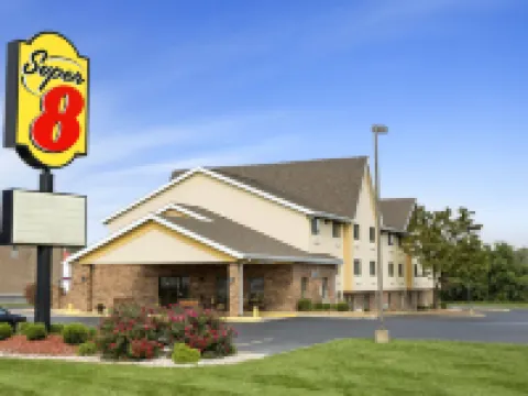 Super 8 by Wyndham Alton Hotels in Alton