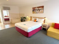 Beachcomber Motel & Apartments