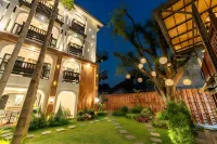 Shamrock Chiangmai Hotel-Adult only Hotels near Wat Pan Tao