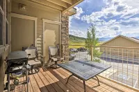 Balcony & Grill: Mtn-View Retreat in Granby! - parking