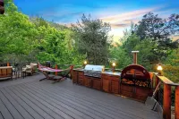 5Bd Verde Riverfront Cabin w/ Hot Tub, Pizza Oven, Game Room, Bar & EV Charger