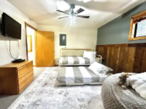 New Island Park Cabin w/ Trail Access & Trl Parking. 20 Min to West Yellowstone