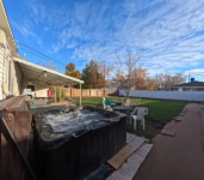 Charming 2-bedroom house with WiFi, a hot tub and 30 min away from adventure.