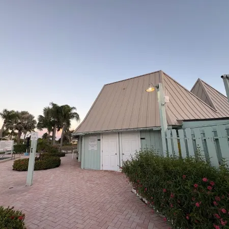 Beach Access 3-bedroom apartment in tranquil Jupiter, Pool, AC, Park, Wifi.