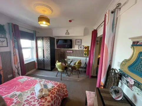 "The Quirky" Seafront Apartment