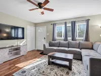 Charming entire ranch home - 3 bedrooms , 1-restroom, Free drive way parking Hotels in Ballwin