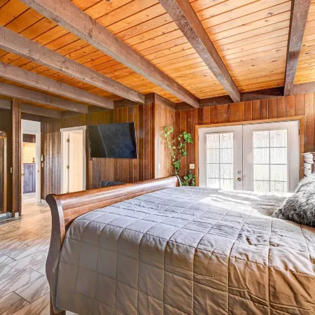 Pet-Friendly Grants Pass Home w/ Hot Tub!