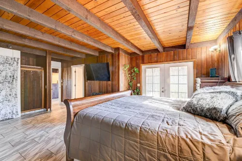 Pet-Friendly Grants Pass Home w/ Hot Tub! - مطابخ