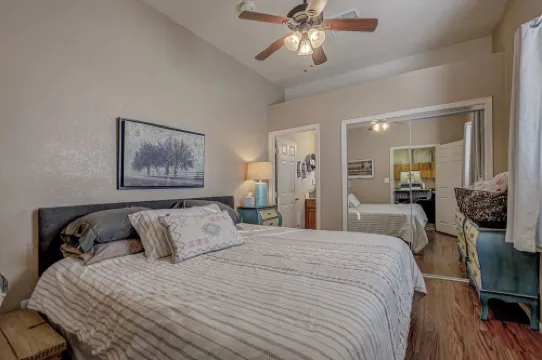 Guest House with horse privilege's, in the country & beautiful neighborhood.