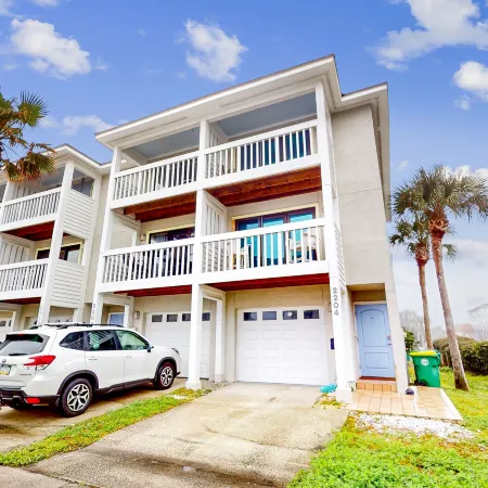Ocean-view Townhome With Balcony & W/D - Walk to Beach - Dog-friendly