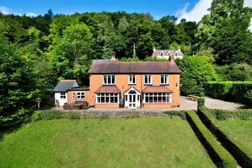 Lodge by River Wye With Private River Access - Holiday Apartments