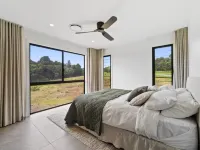 Scenic House With Private Yard & BBQ Area Hotels in Springbrook