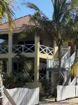 Penthouse-Level 2Br on Coco Bay , Starlink, AC & Sea Turtles