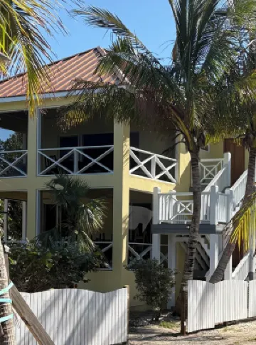 Penthouse-Level 2Br on Coco Bay , Starlink, AC & Sea Turtles