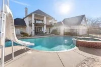 NEWHOUSE MANSION DALLAS TOP 10 Vacation Rental  POOL and SPA3 Acres Of Land - Pools