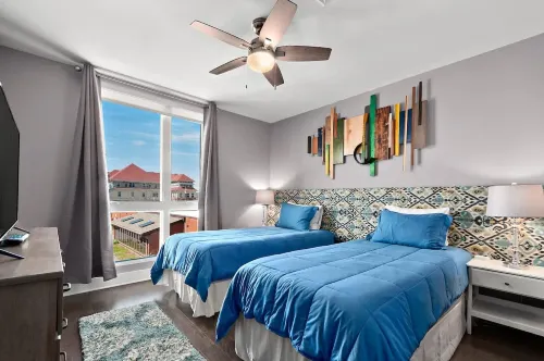 2BR Condo with Balcony, Free Tix, Walk to Downtown - Bungalows