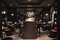 Dakota Leeds - bar