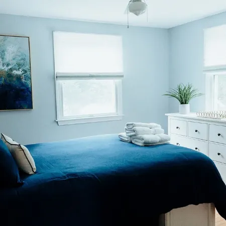 Modern Cape Cod Cottage Close to Everything - outdoor shower! Отели в г. Истам