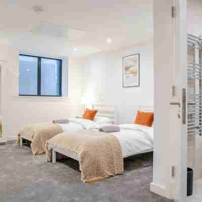 Modern 4-bed Apartment Leeds Business District Rooms