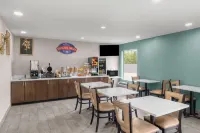 Baymont by Wyndham Iowa Lake Charles - breakfast