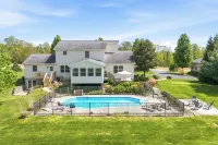 Northern Kentucky Gem w/ Yard & In-ground Pool! - Family