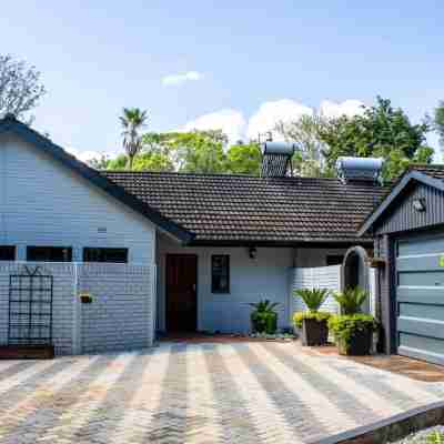 Luxurious Private Villa With Pool Near Sam Levy's Village Hotel Exterior